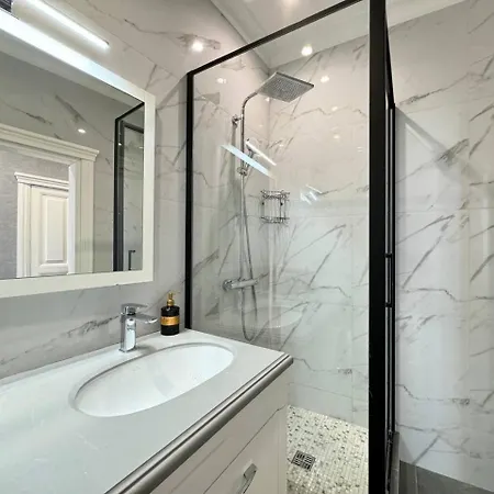 Apartment 32 Pearl - Blackwhite *