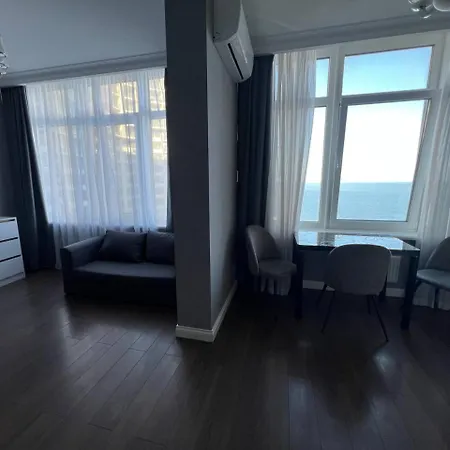 Apartment 32 Pearl - Blackwhite
